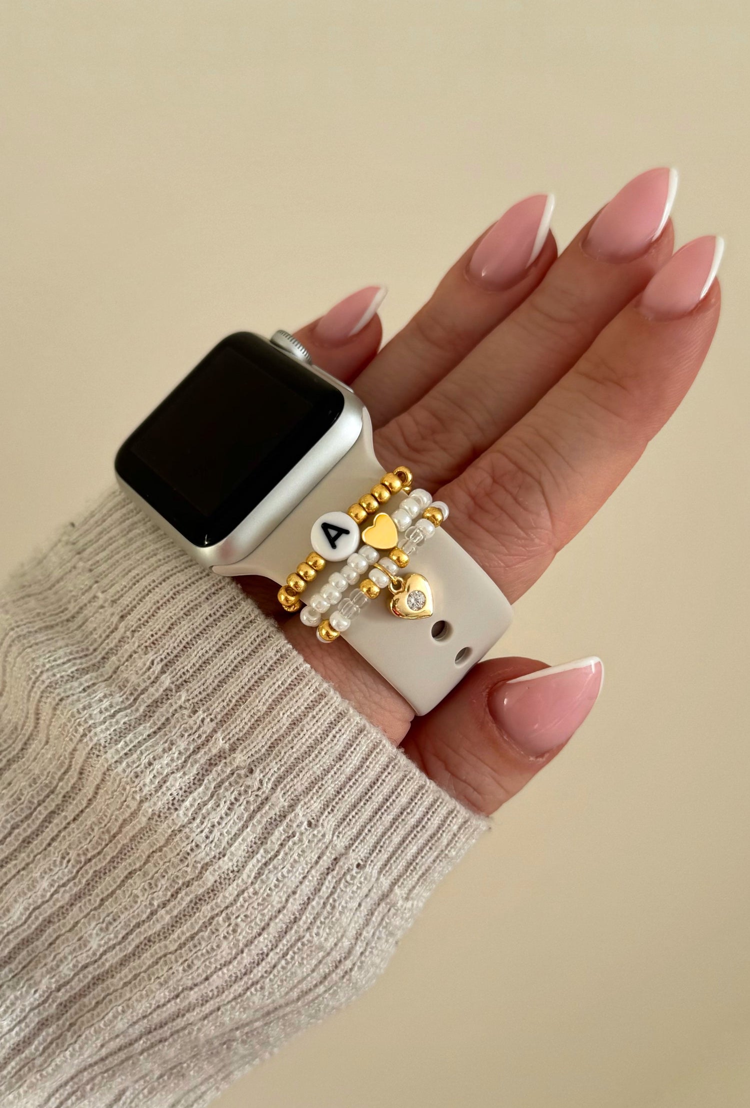 Bijou MyCharmiz porté sur montre connectée, personnalisé avec une initiale